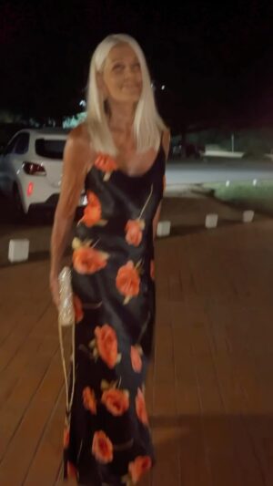 Evelyn Scheidl Instagram - Felices de poder festejar los maravillosos 80 años de @gimenezsuok !!! Diosa Diva Amorosa Generosa!!! Su sos lo más!!! Esa increíble energia que trasmitis y contagias!! Siempre juntas con @teresacalandra 💕💕💕💕
Mi vestido regalo de @dra.marcelagotlib 
Stilettos @pulidshoes