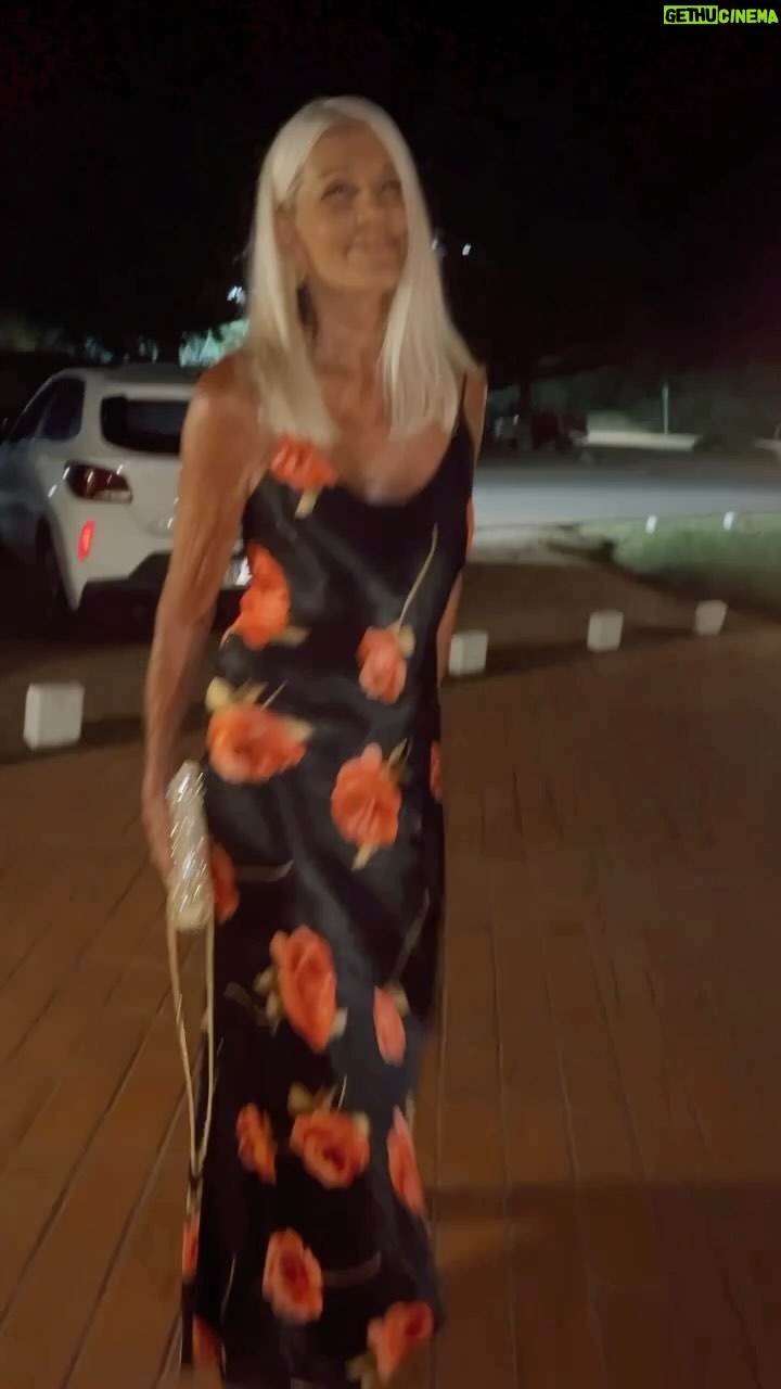 Evelyn Scheidl - 39.6K Likes - Felices de poder festejar los maravillosos 80 años de @gimenezsuok !!! Diosa Diva Amorosa Generosa!!! Su sos lo más!!! Esa increíble energia que trasmitis y contagias!! Siempre juntas con @teresacalandra 💕💕💕💕
Mi vestido regalo de @dra.marcelagotlib
Stilettos @pulidshoes