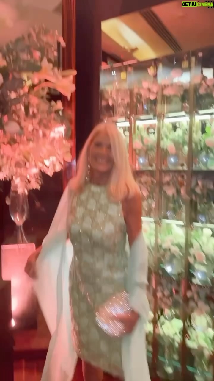 Evelyn Scheidl - 5.5K Likes - Muchísimas gracias @javieriturrioz por invitarme a tu cumpleaños!!! Todo delicioso y excelente musica con la DJ @pulidemaria ! Hemos bailado y divertido con amigos !!! Y es tan sanador reirse y bailar que lo agradezco mucho!!
Javi tus cumpleaños siempre son impresionantes!!!
Mi vestido tiene mas de 30 años
Mi clutch es un regalo de cumpleaños al igual que mis sandalias de @dra.marcelagotlib
Mis aros son de MTBijou
Y a comenzar un muy buena semana!
Los quiero mucho y me siento muy halagada siempre con sus mensajes 💕💕💕💕