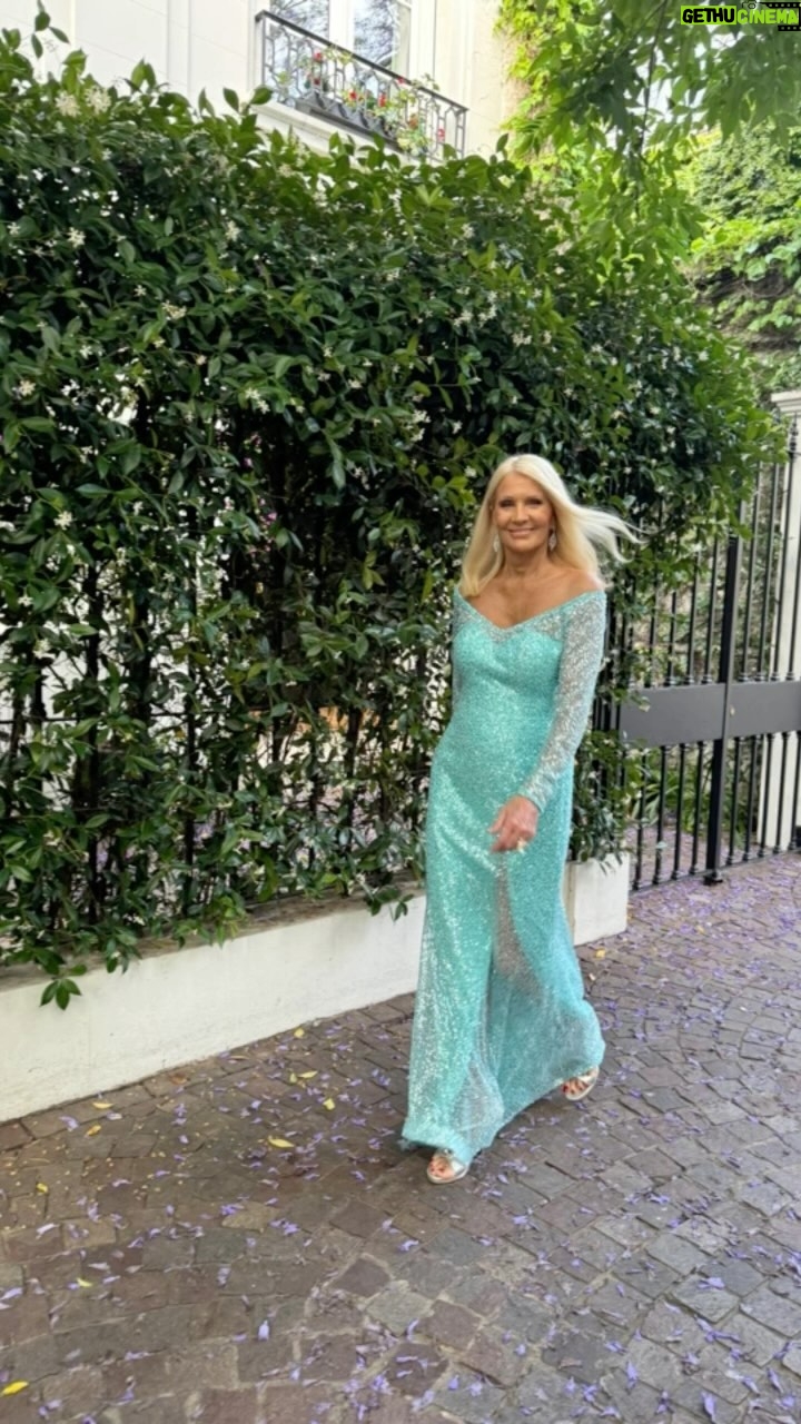Evelyn Scheidl - 16.1K Likes - Quiero agradecer a @martinfierrodelamodaok por la nominación a mejor trayectoria!!! Me siento muy honrada!
Claudio @claudiocosano me realizo este estupendo vestido en piedras aquamarine soñado para este gala!!!
Gracias @rikivallesmakeup por maquillarme!!! Sos increíble!! Un gran artista!!!
Me peino @alvarezpalazzo
Y mi piel me la cuida @lespabycl45
Fue muy lindo encontrarme con todos mis compañeras de tantos años y rememorar momentos maravillosos e inolvidables!!!
Muchísimas gracias por los mensajes tan amorosos que me fueron llegando por esta nominacion 🌺🌺🌺