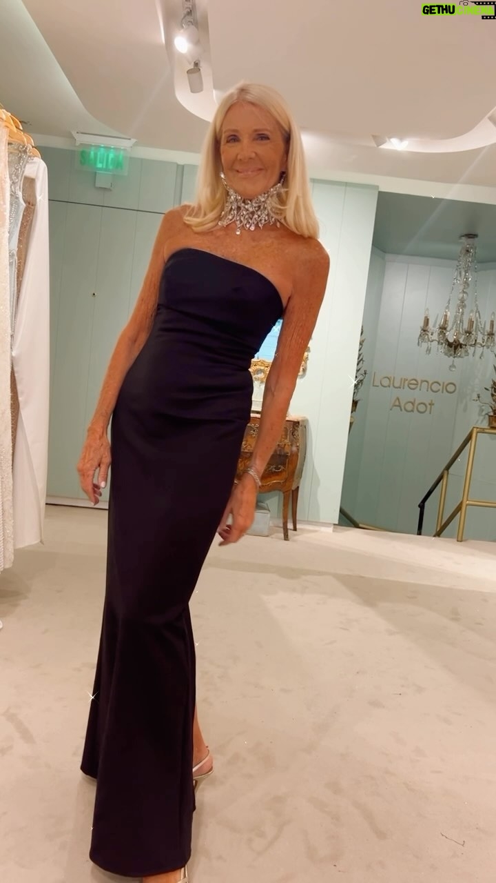 Evelyn Scheidl - 5.2K Likes - Como les prometi , hoy les muestro 3 vestidos mas de la tienda de @laurencioadot y @thipinheiros !!!
El negro con ese collar es sublime!!!
Les cuento que podes comprar tu equipo completo porque también venden sandalias, clutch y este fabuloso collar!!!
Cual te gustó mas?
Les deseo un excelente finde y a todos y de corazón muchísimas gracias por sus mensajes tan generosos siempre!!!
No puedo responder a todos pero si leo detenidamente cada uno!!!
Sin un amor 💕💕💕