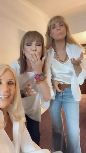 Evelyn Scheidl Instagram - Revista Hola @holaarg nos convocó para una producción de fotos junto a mis compañeras y amigas @teresacalandra @morafurtadook y @tetecoustarotoficial !!
Nos encantó este encuentro y compartir momentos muy divertidos !!
Ya les mostraremos mas cuando salga la revista!! 🌺🌺🌺