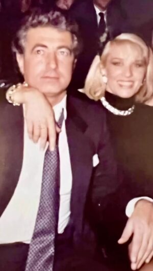 Evelyn Scheidl Instagram - El mes de mayo está lleno de recuerdos!!! Tu partida, tu cumpleaños, nuestro civil y hoy hubiésemos cumplido nuestro 47’aniversario!!!
Recuerdos tristes pero también maravillosos!! Juntos armamos una familia increíble que disfruto mucho y se va agrandando !!! Agradezco tenerlos en mi vida gracias a vos Fernando♥️ @ferdiez10 @tuttidiez @maximodiez @toto_diez @facundodiez @s.d.reutemann @candebeltrami_ @genitaamor @benjadiezb @mailablaq !!! ♥️
La cancion compuesta y cantada por @tuttidiez para su papá 💕💕💕