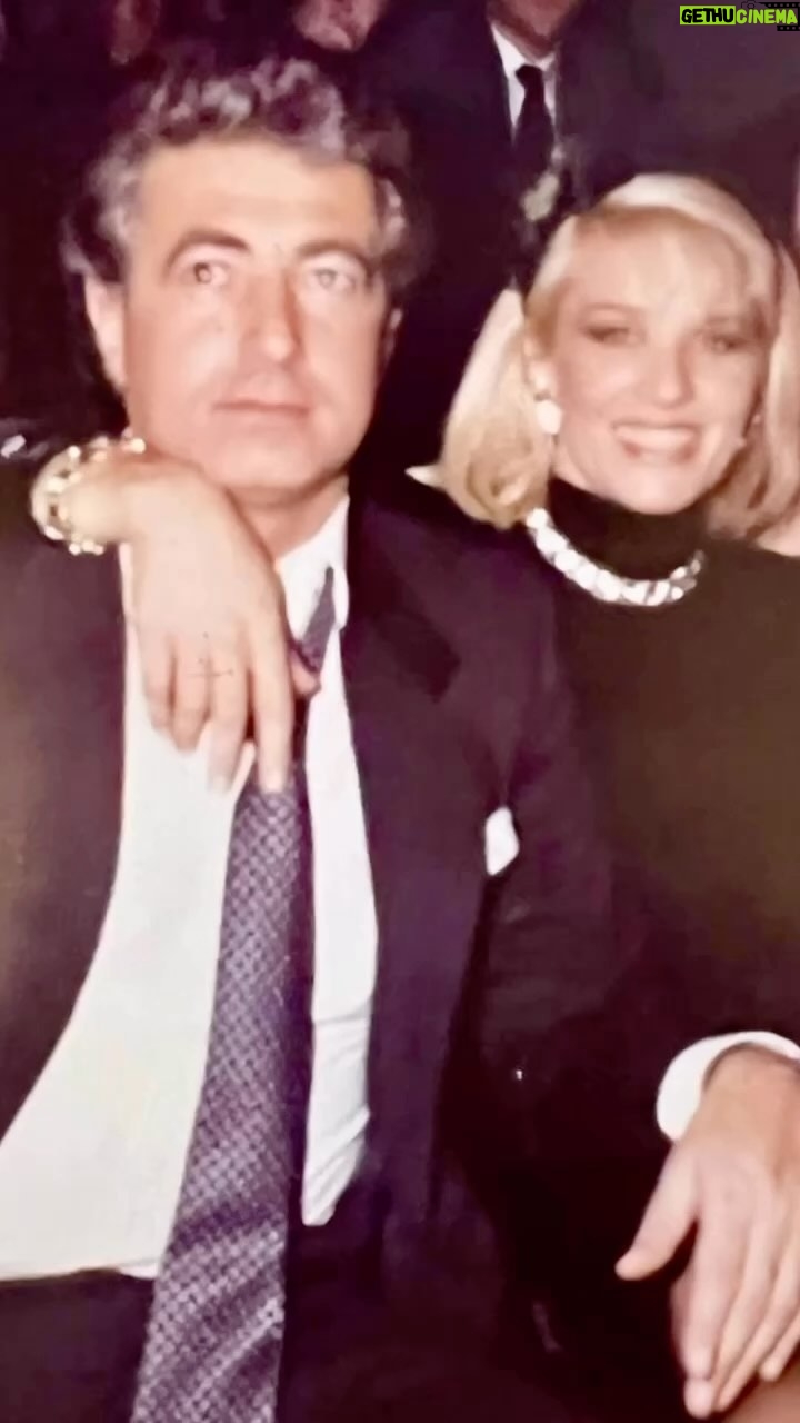 Evelyn Scheidl - 7.3K Likes - El mes de mayo está lleno de recuerdos!!! Tu partida, tu cumpleaños, nuestro civil y hoy hubiésemos cumplido nuestro 47’aniversario!!!
Recuerdos tristes pero también maravillosos!! Juntos armamos una familia increíble que disfruto mucho y se va agrandando !!! Agradezco tenerlos en mi vida gracias a vos Fernando♥️ @ferdiez10 @tuttidiez @maximodiez @toto_diez @facundodiez @s.d.reutemann @candebeltrami_ @genitaamor @benjadiezb @mailablaq !!! ♥️
La cancion compuesta y cantada por @tuttidiez para su papá 💕💕💕