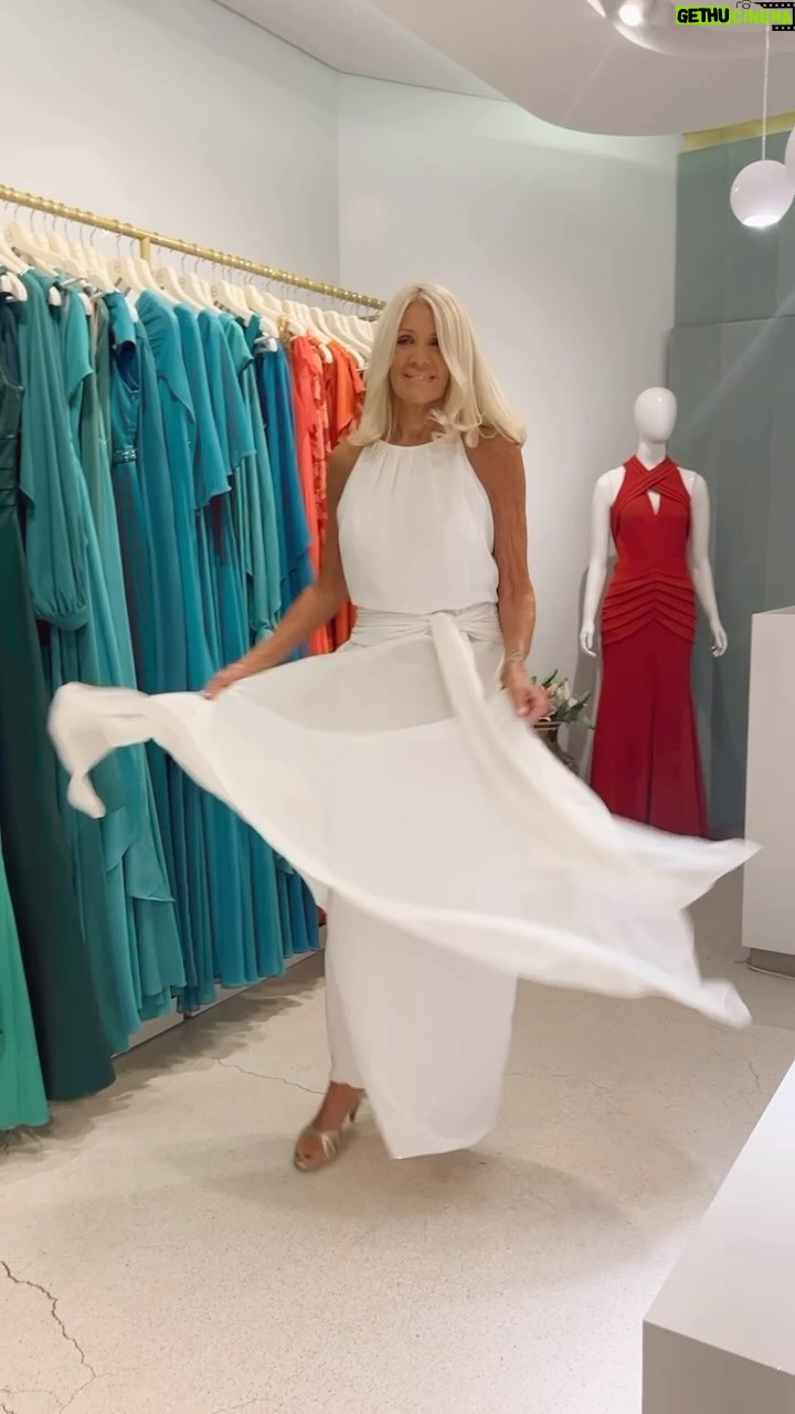 Evelyn Scheidl - 5.9K Likes - Hoy visite el local de @laurencioadot y @thipinheiros ubicado en Posadas entre Montevideo y Rodriguez Peña y elegi varias prendas para mostrarles!!!
Ademas de los vestidos de novia , de madrina tienen una coleccion prèt a porter muy canchera!!!
Visitenlos sin ningun compromiso!!!
Y tengo varios mas para ir mostrandoles en estos dias!!!
Les deseo una lindisima semana y siempre leo los mensajes tan cariñosos de todas Uds!!!
Muchísimas gracias 💕💕💕