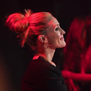 Evelyne Brochu Instagram - Juste d’être là c’était déjà le plus bel honneur. Un seul regret, ne pas avoir pu parler de mon ami d’amour @felixdyotte à la télé nationale.
Merci @adisq  photo: @bruno_petrozza