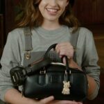 Ever Anderson Instagram – エヴァー・アンダーソンが日本語で挨拶！#MiuMiu のイベントで来日した彼女が、大好きな物がたくさん詰まったバッグの中身を紹介。愛読書や日本のスイーツなど、日本好きならではのアイテムに注目して✨

#EverAnderson @miumiu #InTheBag #インザバッグ #voguejapan_culture