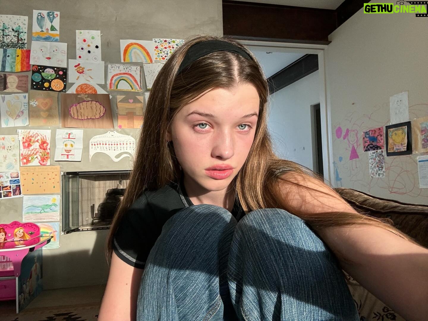 Ever Anderson Instagram - January ❄️❄️❄️ anyways i’m gonna post some of the pics i took with my camera when the film is developed 💅🏻💅🏻