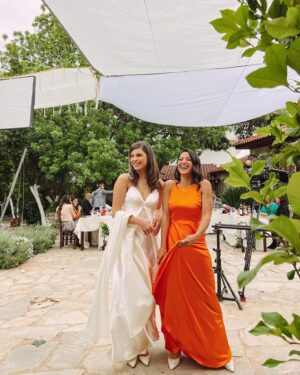 Evgenia Samara Instagram - [104/366•2024]*
___________________
Την παντρέψαμε και αυτήν την κοπελούδα, δηλαδή τώρα την παντρεύουμε όποτε συντονίσου στον @alphatv γιατί η Θοδώρα (η καινούργια μου η κολλητή) έχει χαρές στον @sasmos_alphatv_official !!!
Κατά τ’άλλα υπέρλαμπρες στην τοποθεσία Άνω Ποριά! 
Έχουμε να ζήσουμε πολλά στον επίλογο. Ετοιμαστείτε!!! 

#sasmos
