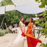 Evgenia Samara Instagram - [104/366•2024]* ___________________ Την παντρέψαμε και αυτήν την κοπελούδα, δηλαδή τώρα την παντρεύουμε όποτε συντονίσου στον @alphatv γιατί η Θοδώρα (η καινούργια μου η κολλητή) έχει χαρές στον @sasmos_alphatv_official !!! Κατά τ’άλλα υπέρλαμπρες στην τοποθεσία Άνω Ποριά! Έχουμε να ζήσουμε πολλά στον επίλογο. Ετοιμαστείτε!!! #sasmos