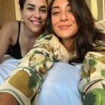 Evgenia Samara Instagram - [21/366•2024]* ___________________ Παγκόσμια ημέρα αγκαλιάς λέει σήμερα. Και θα ήταν ψέμα να πω ότι δεν πήρα αρκετές και φέτος. 🤗 #internationalhugday