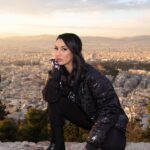 Evgenia Samara Instagram - [102/366•2024]* ____________________ Όσο ακόμη μπορούμε να βάλουμε τα μπουφανάκια μας ας τα βάλουμε ! Δεν το βλέπω να είναι για πολύ λιγάκι ακόμη… όταν πέφτει ο ήλιος και είσαι στα ψηλά !