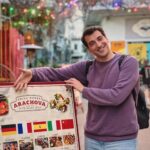 Evgenia Samara Instagram - [95-366•2024]* __________________ Φασαίοι τουρίστες στην πόλη μας… 👩🏻‍🤝‍👨🏼 #robotfriends