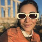 Evgenia Samara Instagram - [14/366•2024]* _________________ Στο ναό του θεού της θάλασσας με ηλιοβασίλεμα. Ενεργειακή Κυριακούλα ΤΣΕΚ #naostouposidona #sounio