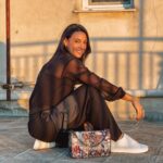 Evgenia Samara Instagram - [129/366•2024]* ___________________ Και κάπου εδώ να πούμε παιδιά ότι το φως στο σούρουπο δεν συγκρίνεται με τίποτα. ☺️ @dkny #DKNY #DKNYpartner