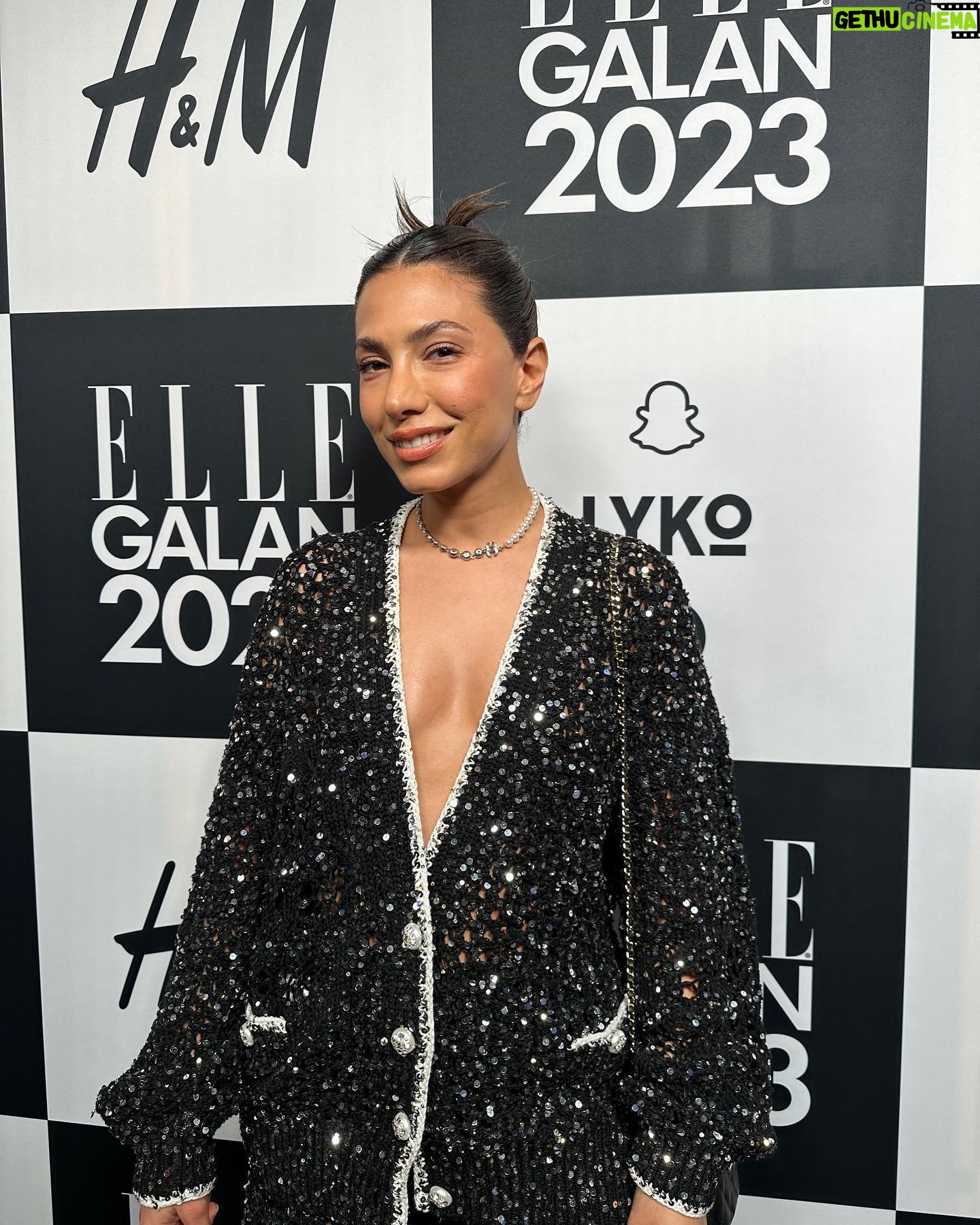 Evin Ahmad - 9.6K Likes - Thank you @ellesverige @assefacommunication and the jury for the price!!! Finally something good about my shopping addiction and my obsession with beautiful things. lol.
Thanks to my gorgeous stylist @katijahirsch and to @chanelofficial and to the fella that did my hair @marcovukotahair 🧿💅🏽🍉💄💘❤️🔥
Yeeeey Puss Puss
