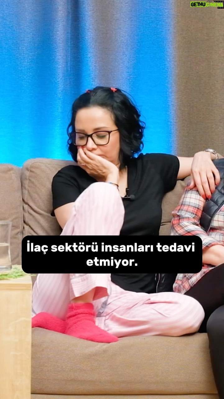 Evrim Akın Instagram - Dikkat bu video sizi hipnoz edebilir! 😎 Konuğum Dr. Nejat Altıntaş ile hipnozu, tekniklerini ve etkilerini konuştuğumuz biraz da hipnoz olduğumuz çok keyifli bir video çektik! Link Bio’da⬆️🤩