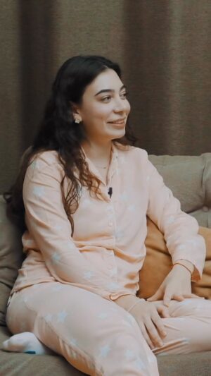Evrim Akın Instagram - Veeee kavuşanlarda bu hafta! 🥳🤍

Yeni konuğum sevgili @birsudemir ile çooook keyifli bir sohbet gerçekleştirdik. Alemin Kıralı anılarımızdan ve daha birçok şeyden bahsettiğimiz harika bir çekim oldu. 

Bu akşam yayında! 🤩
