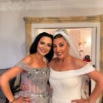 Evrim Akın Instagram – Ne muhtesem,ne eglenceliydi her sey @onuriliman umarim omrunuz -evliliginiz de boyle muhtesem ve eglenceli gecer..Vallahi yoruldum ama degdi (insanin kizkardesi kac kere evleniyor🥳) #onurbulentwedding veee bizi bu gece hazirlayan @gulaferatas sen ne kiymetli,ne degerli bir insansin fakat elbisemin kopmasi !(nazar annem nazar) veeee beni yalniz birakmayan sevgili agabeylerim 😹  @ekrem_tatlii  @selami_yetkinsekerci  iyi ki varsiniz 🙏 kiz kardesim @nuraysayarii 💖😽 veee tabii ki ennn degerlilerim @elifakin2010 @slckakin  biz bize yeteriz 😽🧿💖🙏