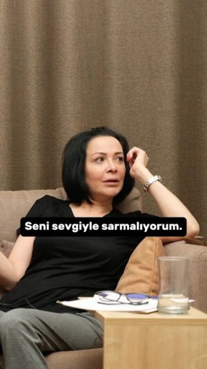 Evrim Akın Instagram - Karşınızda yeni video! 🥰 

Bu videoda bilinçaltı oyunlarından nasıl arınabilirsiniz, istediklerinizi hayatınıza nasıl çekebilirsiniz, negatifleri hayatınızdan nasıl çıkartabilirsiniz gibi pek çok merak edilen soruların cevapları ile geldik! 
Link Bio’da👆🏻