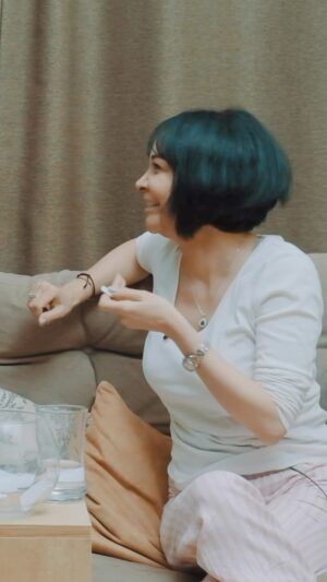 Evrim Akın Instagram - Veeee karşınızda Tiktok fenomeni Esefsu! 🥰

Yeni konuğum @esefsu ile konuşmaktan ve gülmekten çenemizin düştüğü, çooooook eğlendiğimiz bir çekim gerçekleştirdik. Umarım izlerken aynı keyfi alırsınız! 

Video bu cuma yayında🥳Alarmları kurmayı sakııın unutmayın! 🤩