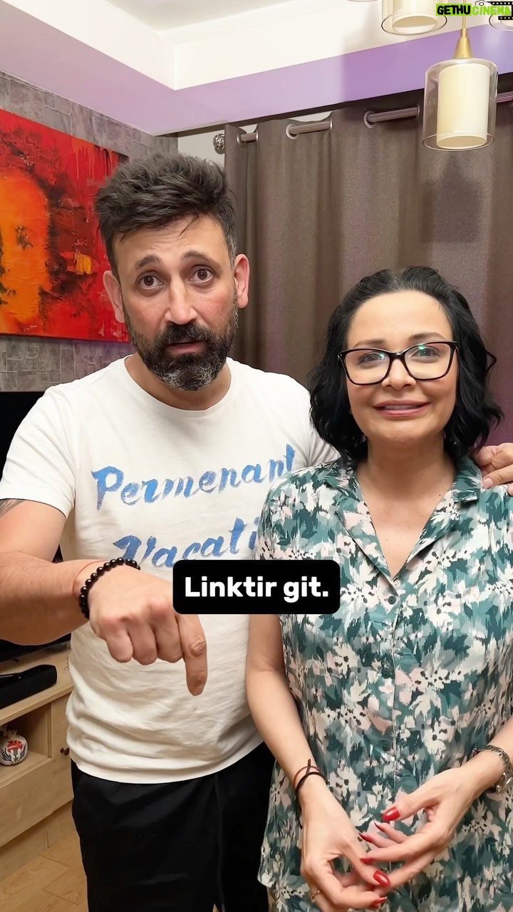 Evrim Akın Instagram - Herkese merhabaa🤩 bu haftanın konuğu sizlerin de çok sevdiği Hades! Yani Sinan Çalışkanoğlu oldu! Çooook keyif aldığımız, aşırı güldüğümüz bir video çektik. Video tam şu an yayında link ise Bio’da! 💞 @sinancaliskanoglu