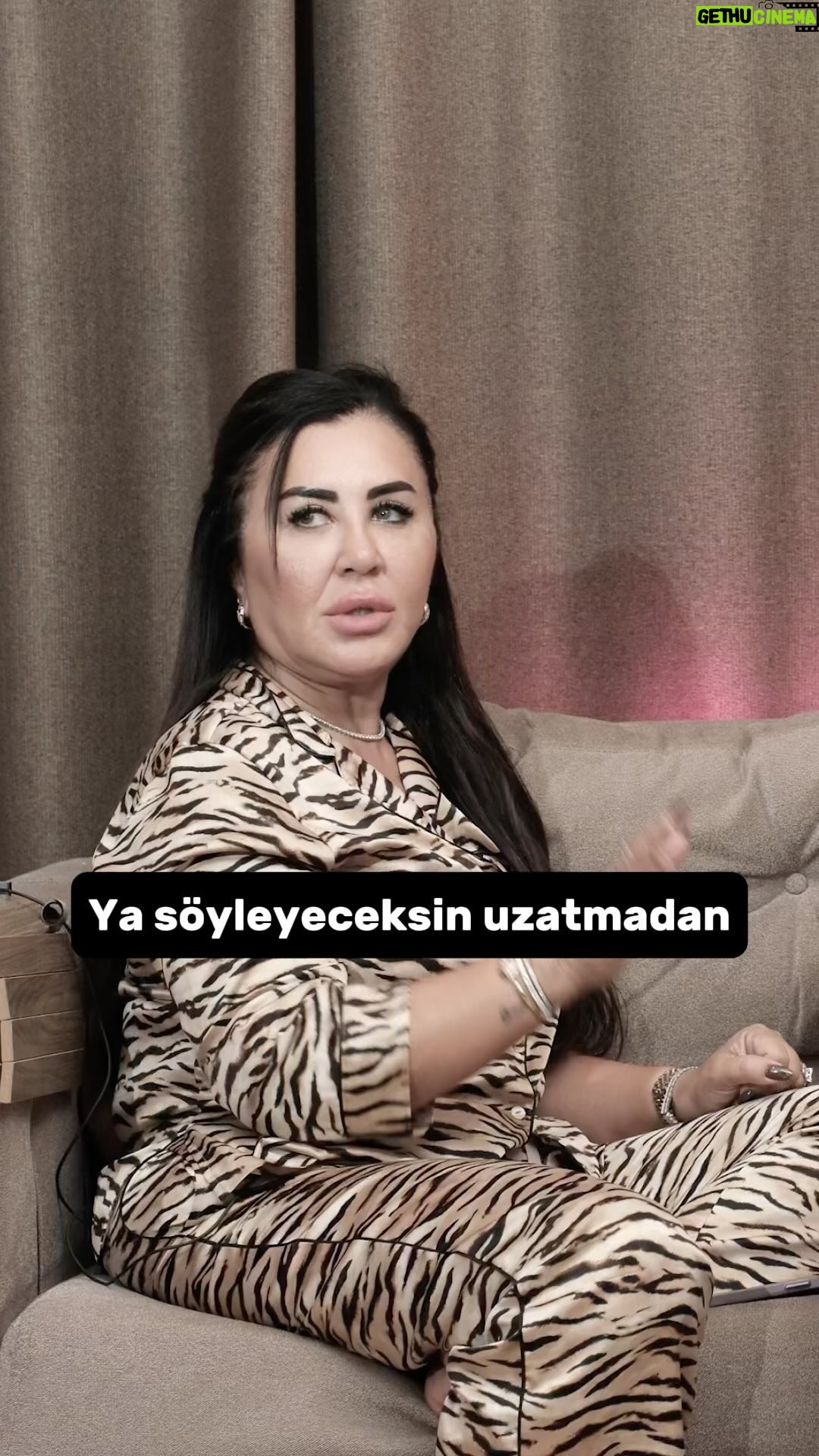 Evrim Akın Instagram - İLİŞKİ UZMANI TÜLAY ERCİYAS KAYA KONUĞUM OLDU! - Evrim Akın ile Pijama Sohbetleri @tulayerciyaskayaa Tamamı YouTube’da 🎬
