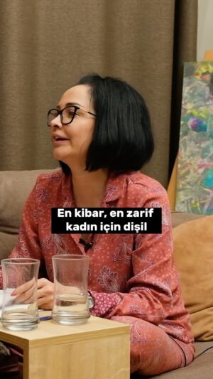 Evrim Akın Instagram - Eveeet! Yine burçlar, yine biiiz😂 @nuraysayarii 

Kadın-erkek tüm burçlar hakkında konuştuğumuz çoook keyifli bir video çektik! 

Koşun hadi video kanalda, link bio’da! 🤩🥰