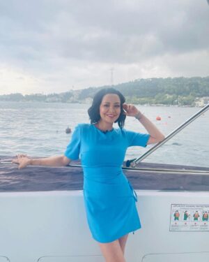 Evrim Akın Instagram - Yine kendim kendimi cok sevmisimdir🤪😹 Allah herkese zengin patron nasip etsin 🧿🧿🧿 @adlair  @evrimakinileevgezmesi @timucinguner  bu pazar musaitseniz saat 13:00 @kanald ‘ye bekleriz photo by @aycacaliskandelicay  ellerine saglik bal 😽🙏💖