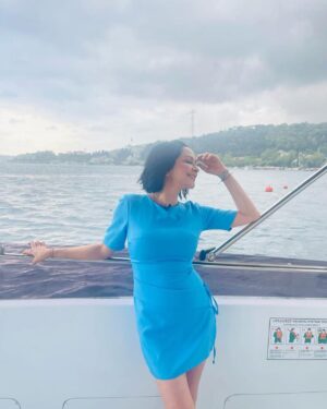 Evrim Akın Instagram - Yine kendim kendimi cok sevmisimdir🤪😹 Allah herkese zengin patron nasip etsin 🧿🧿🧿 @adlair  @evrimakinileevgezmesi @timucinguner  bu pazar musaitseniz saat 13:00 @kanald ‘ye bekleriz photo by @aycacaliskandelicay  ellerine saglik bal 😽🙏💖