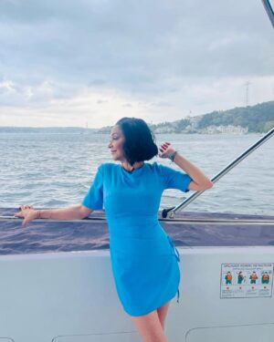 Evrim Akın Instagram - Yine kendim kendimi cok sevmisimdir🤪😹 Allah herkese zengin patron nasip etsin 🧿🧿🧿 @adlair  @evrimakinileevgezmesi @timucinguner  bu pazar musaitseniz saat 13:00 @kanald ‘ye bekleriz photo by @aycacaliskandelicay  ellerine saglik bal 😽🙏💖