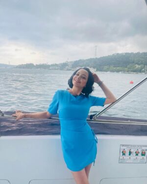 Evrim Akın Instagram - Yine kendim kendimi cok sevmisimdir🤪😹 Allah herkese zengin patron nasip etsin 🧿🧿🧿 @adlair  @evrimakinileevgezmesi @timucinguner  bu pazar musaitseniz saat 13:00 @kanald ‘ye bekleriz photo by @aycacaliskandelicay  ellerine saglik bal 😽🙏💖