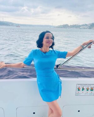 Evrim Akın Instagram - Yine kendim kendimi cok sevmisimdir🤪😹 Allah herkese zengin patron nasip etsin 🧿🧿🧿 @adlair  @evrimakinileevgezmesi @timucinguner  bu pazar musaitseniz saat 13:00 @kanald ‘ye bekleriz photo by @aycacaliskandelicay  ellerine saglik bal 😽🙏💖