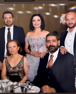 Evrim Akın Instagram - Ne muhtesem,ne eglenceliydi her sey @onuriliman umarim omrunuz -evliliginiz de boyle muhtesem ve eglenceli gecer..Vallahi yoruldum ama degdi (insanin kizkardesi kac kere evleniyor🥳) #onurbulentwedding veee bizi bu gece hazirlayan @gulaferatas sen ne kiymetli,ne degerli bir insansin fakat elbisemin kopmasi !(nazar annem nazar) veeee beni yalniz birakmayan sevgili agabeylerim 😹  @ekrem_tatlii  @selami_yetkinsekerci  iyi ki varsiniz 🙏 kiz kardesim @nuraysayarii 💖😽 veee tabii ki ennn degerlilerim @elifakin2010 @slckakin  biz bize yeteriz 😽🧿💖🙏