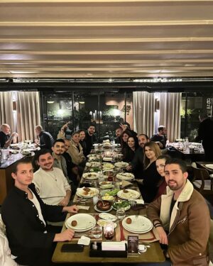 Evrim Akın Instagram - YouTube kanalım 100.000 aboneye ulaştı! 🤩 Tüm izleyicilerimize ilgisinden dolayı teşekkür ediyorum. Hep birlikte nice yüzbinler bizim olsun. ♥️ @yuzbindijital ekibime ve yanımda olan herkese çok teşekkürler. 🙏🏻🥰 Bu güzel kutlama gecemize ev sahipliği yapan @tikesuadiye ayrıca teşekkürler, her şey çok nefisti. 😇