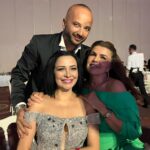 Evrim Akın Instagram – Ne muhtesem,ne eglenceliydi her sey @onuriliman umarim omrunuz -evliliginiz de boyle muhtesem ve eglenceli gecer..Vallahi yoruldum ama degdi (insanin kizkardesi kac kere evleniyor🥳) #onurbulentwedding veee bizi bu gece hazirlayan @gulaferatas sen ne kiymetli,ne degerli bir insansin fakat elbisemin kopmasi !(nazar annem nazar) veeee beni yalniz birakmayan sevgili agabeylerim 😹  @ekrem_tatlii  @selami_yetkinsekerci  iyi ki varsiniz 🙏 kiz kardesim @nuraysayarii 💖😽 veee tabii ki ennn degerlilerim @elifakin2010 @slckakin  biz bize yeteriz 😽🧿💖🙏