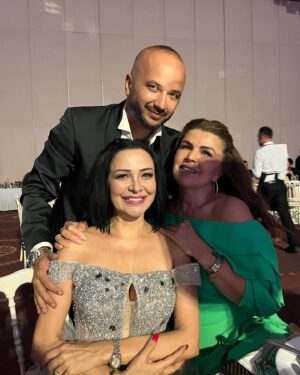 Evrim Akın Instagram - Ne muhtesem,ne eglenceliydi her sey @onuriliman umarim omrunuz -evliliginiz de boyle muhtesem ve eglenceli gecer..Vallahi yoruldum ama degdi (insanin kizkardesi kac kere evleniyor🥳) #onurbulentwedding veee bizi bu gece hazirlayan @gulaferatas sen ne kiymetli,ne degerli bir insansin fakat elbisemin kopmasi !(nazar annem nazar) veeee beni yalniz birakmayan sevgili agabeylerim 😹  @ekrem_tatlii  @selami_yetkinsekerci  iyi ki varsiniz 🙏 kiz kardesim @nuraysayarii 💖😽 veee tabii ki ennn degerlilerim @elifakin2010 @slckakin  biz bize yeteriz 😽🧿💖🙏