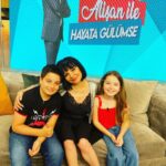 Evrim Akın Instagram - Ne guzel bir surprizdi🙏💖😽 @efe.dadak @ebrardemirbilekresmi canlarimla kavustum 💙🧿😽 her sey icin tesekkur ederim @alisanofficial veee canimin canani @onuriliman 😽💖🙏