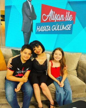 Evrim Akın Instagram - Ne guzel bir surprizdi🙏💖😽 @efe.dadak  @ebrardemirbilekresmi  canlarimla kavustum 💙🧿😽 her sey icin tesekkur ederim @alisanofficial  veee canimin canani @onuriliman 😽💖🙏
