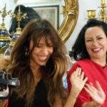Evrim Akın Instagram - Müzeleri aratmayan bir eve konuk oldum bu hafta🤩 Hamdi Alkan ve kızı Zeynep Alkan ile çektiğimiz vlog videom YouTube’da yayında🛎️