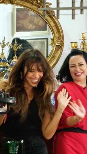 Evrim Akın Instagram - Müzeleri aratmayan bir eve konuk oldum bu hafta🤩 

Hamdi Alkan ve kızı Zeynep Alkan ile çektiğimiz vlog videom YouTube’da yayında🛎️