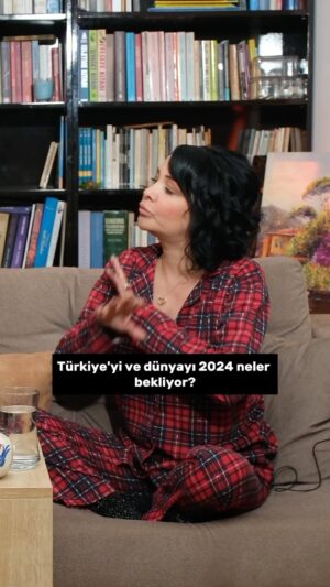 Evrim Akın Instagram - Yeni Sezon videosu  ile karşınızdayım. Yeni sezon Videomuz yarin saat 19:00’da yayında 🎬 🎊 Bu videoda konuğum burçların kraliçesi Astrolog Nuray Sayarı oldu. 2024 yılında Türkiye’yi dünyayı ve burçları ne bekliyor? 🎉🎊