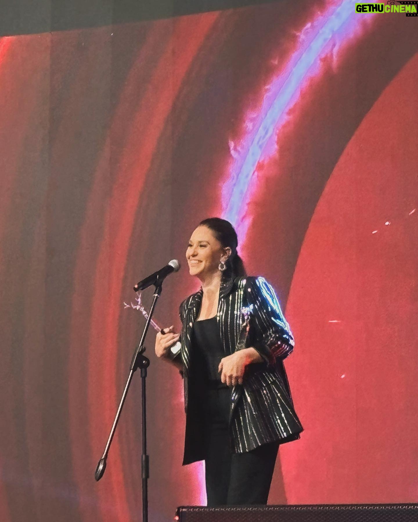 Evrim Alasya Instagram - @hacettepe_university öğrencileri muhteşem bir gece yaşattı bize @kristalgeyikodulleri #yılıneniyikadınoyuncusu ödülüyle beni çok mutlu ettiler🍀 Styling @semaozkanstyling Ceket/büstiyer @aynoorofficial