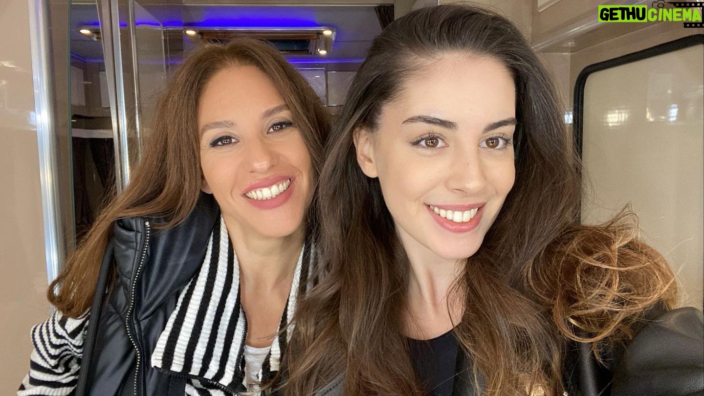 Evrim Alasya Instagram - İlk set günümüzdü💕 #kızılcıkşerbeti #tbt #kıvılcım ##çimen