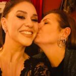 Evrim Alasya Instagram - Benimkiyle yine bir geceyi daha sağ salim devirdik💕 sürpriz sonlu🤩 #osesturkiye #song #nilüfer #başımagelenler #acunmedya