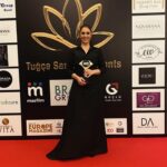 Evrim Alasya Instagram – #bestofeuropeawards #yılıneniyikadınoyuncusu ilk kez yapay zekanın verdiği bir ödüle nail oldum🤩
Fotoğraflar @yasinirmakphotography 
Elbise @ozlemsuer 
Makyaj @esraokumuss_ 
Saç @servetcevik_ 
Takılar @begumkhan
Styling @melisuzunoglu