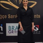 Evrim Alasya Instagram – #bestofeuropeawards #yılıneniyikadınoyuncusu ilk kez yapay zekanın verdiği bir ödüle nail oldum🤩
Fotoğraflar @yasinirmakphotography 
Elbise @ozlemsuer 
Makyaj @esraokumuss_ 
Saç @servetcevik_ 
Takılar @begumkhan
Styling @melisuzunoglu