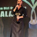 Evrim Alasya Instagram – #bestofeuropeawards #yılıneniyikadınoyuncusu ilk kez yapay zekanın verdiği bir ödüle nail oldum🤩
Fotoğraflar @yasinirmakphotography 
Elbise @ozlemsuer 
Makyaj @esraokumuss_ 
Saç @servetcevik_ 
Takılar @begumkhan
Styling @melisuzunoglu