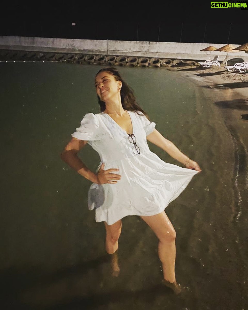 Evrim Alasya Instagram - Ay aslanda💃🏻 #gecegece #deniz #yağmur #yorgunluk #singing #rain