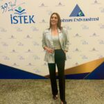 Evrim Alasya Instagram - Bana çok güzel bir gece yaşatan @yeditepeuniversitesi ve öğrencilerine çok teşekkür ederim @yeditepedilekgonulluleri Styling @smozkn Ceket/büstiyer @aynoorofficial Küpe @elfi.aksesuar Ayakkabı @ilvi_official